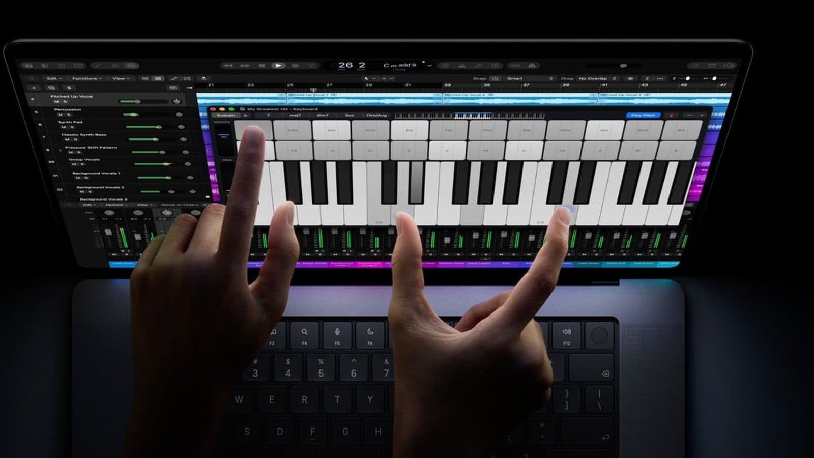 Handen bespelen een virtueel toetsenbord op het scherm van de MacBook Pro
