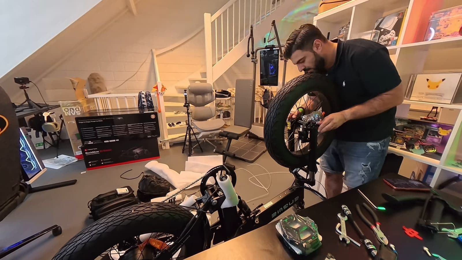 Zino monteert het voorwiel van de ENGWE Engine Pro 3.0 Boost in zijn studio