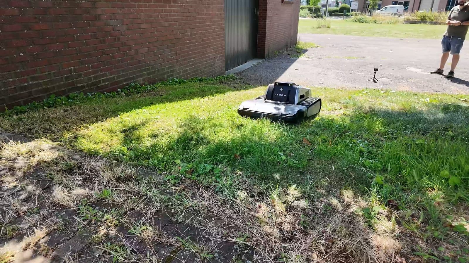Lymow One Plus rijdt omhoog door ruw gras langs bomen