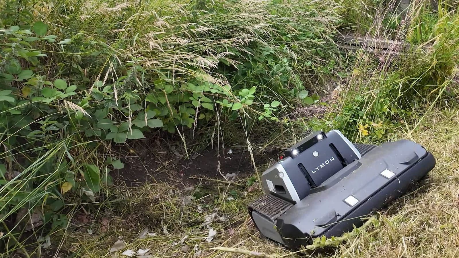 De robotmaaier klimt soepel tegen een steile grashelling van 40 graden op