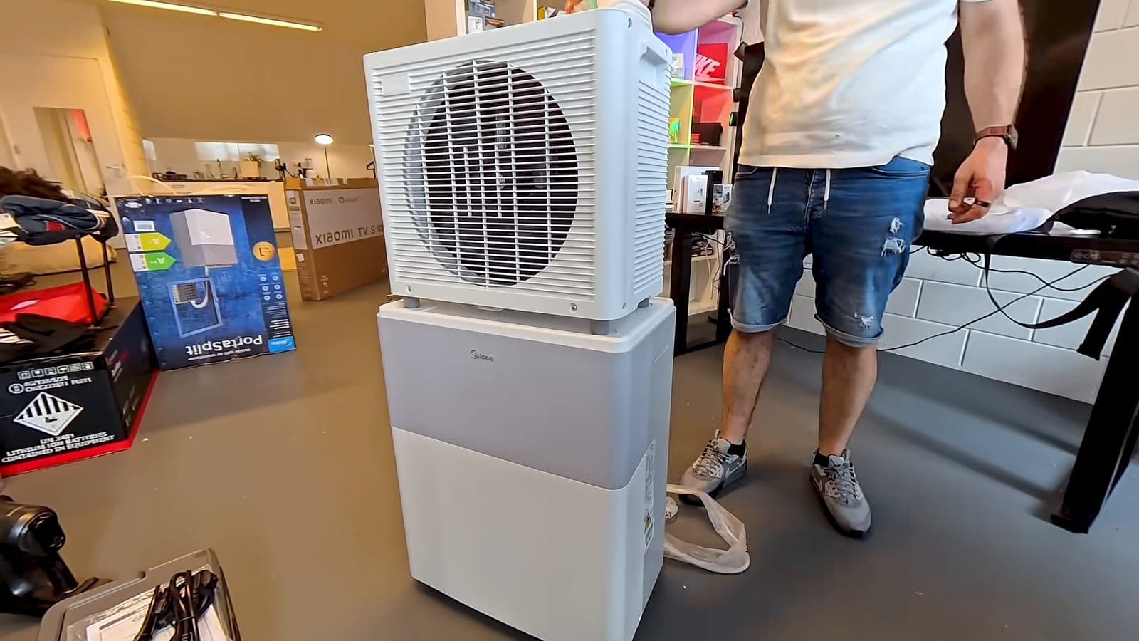 Buitenunit gestapeld op de binnenunit van de Midea PortaSplit in de studio