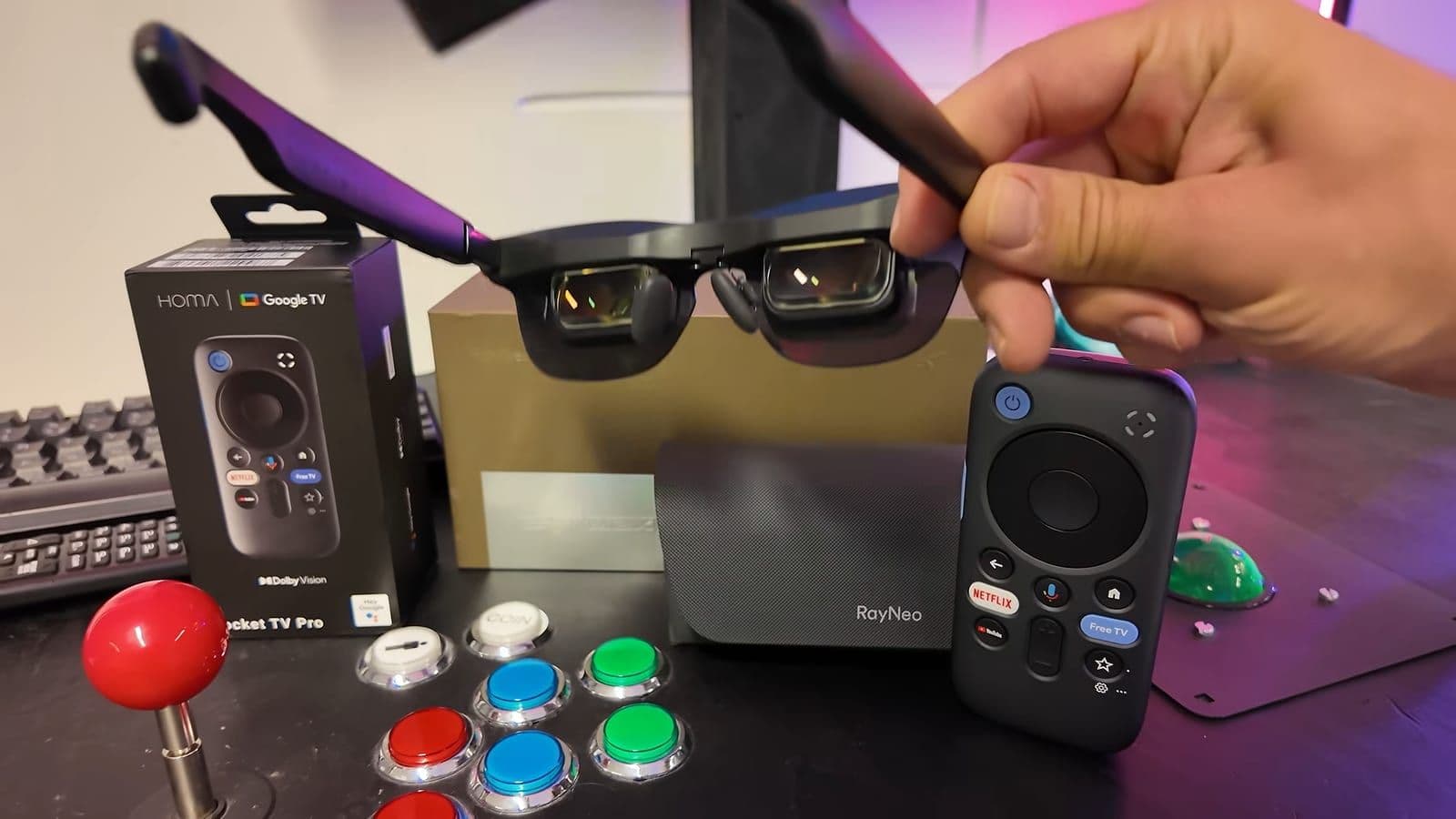 De RayNeo GT Max met zichtbare optische prisma's en neusbrug
